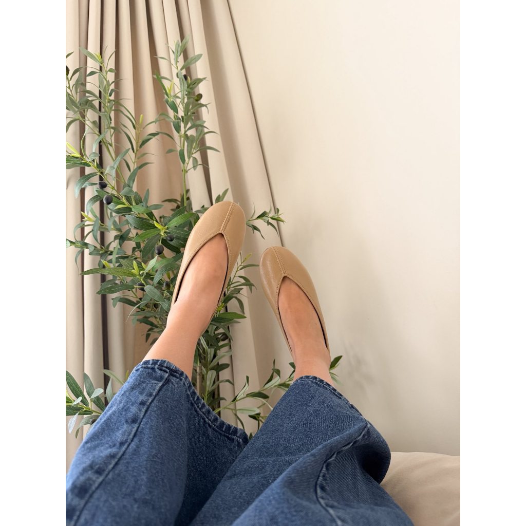 Pambahaymnl Leather Ballet Flats